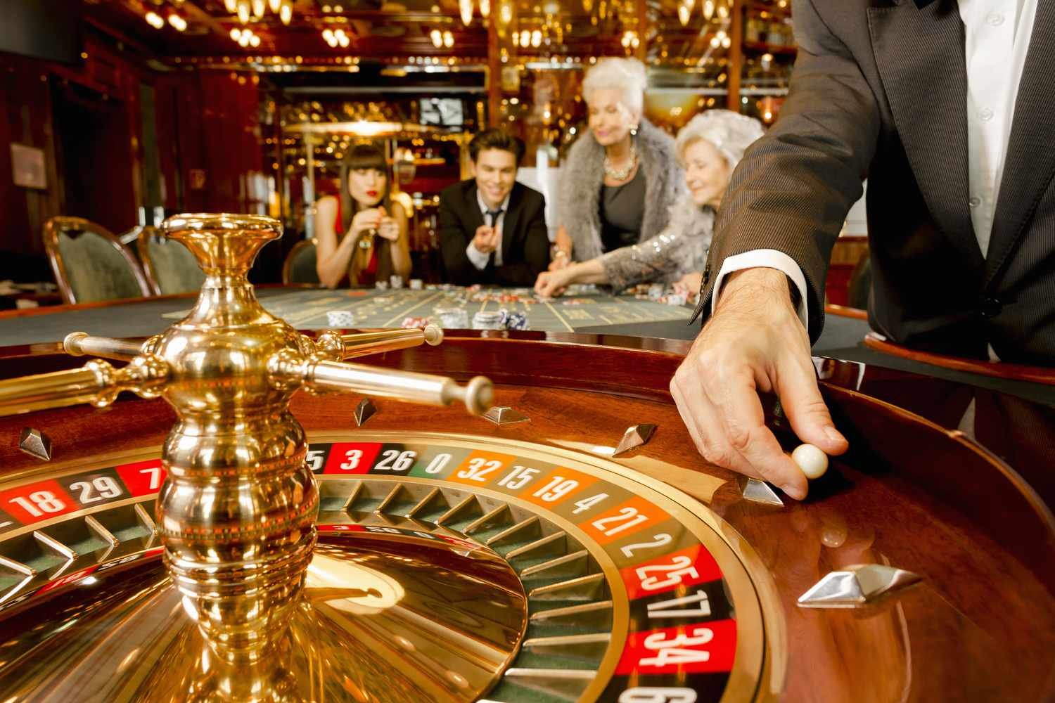 မြန်မာ ကစားသမားများ မိုဘိုင်းဖြင့် Slots ဂိမ်းကစားနေပုံ